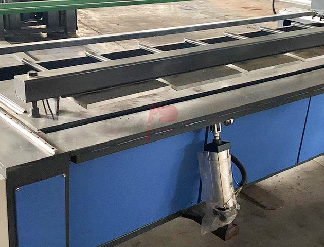 Dobladora de láminas de plástico PLC - 8